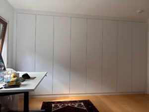 Heller Schrank - sehr geräumig